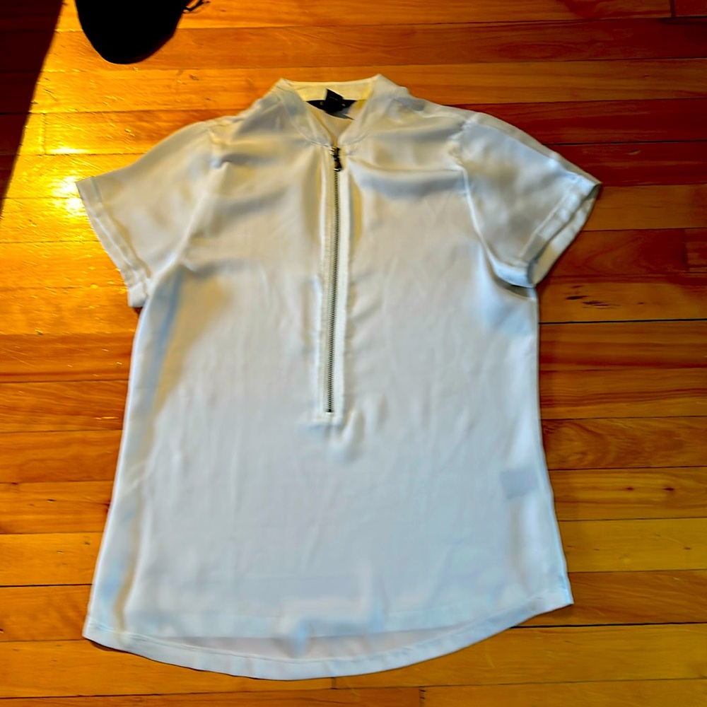Kenneth Cole reaction off-white satin short sleeve blouse. Size XS.